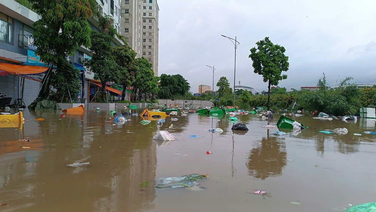 Hình ảnh nhiều khu chung cư thành 'ốc đảo' sau mưa lớn, dân dựng đập ngăn nước tràn vào hầm- Ảnh 2. Hình ảnh nhiều khu chung cư thành 'ốc đảo' sau mưa lớn, dân dựng đập ngăn nước tràn vào hầm- Ảnh 2.