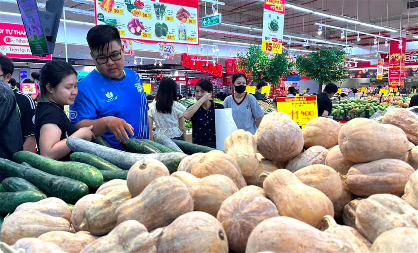 Tăng lương tối thiểu 7,2%: Cần giải pháp ngăn giá cả 'leo thang'- Ảnh 1. Tăng lương tối thiểu 7,2%: Cần giải pháp ngăn giá cả 'leo thang'- Ảnh 1.