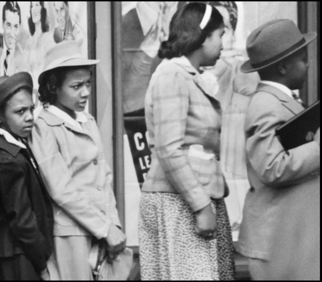 Bức ảnh năm 1941 gây "sốt": Chi tiết lạ làm dấy lên giả thuyết du hành thời gian, chuyên gia nói gì?- Ảnh 2. Bức ảnh năm 1941 gây "sốt": Chi tiết lạ làm dấy lên giả thuyết du hành thời gian, chuyên gia nói gì?- Ảnh 2.