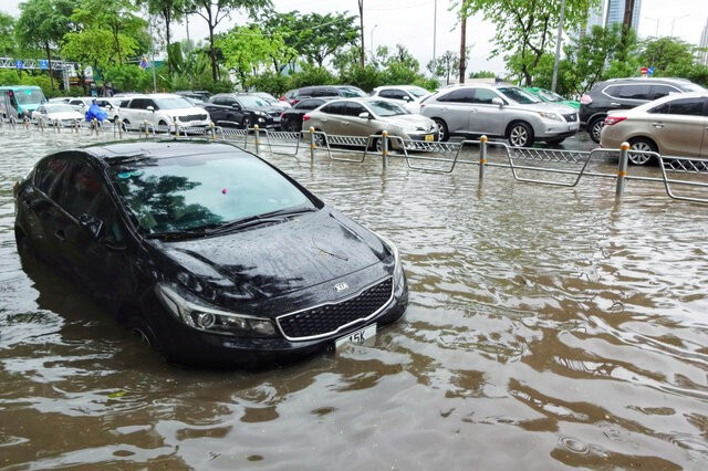 Bao giờ Hà Nội thoát cảnh 'phố biến thành sông' sau cơn mưa?- Ảnh 2. Bao giờ Hà Nội thoát cảnh 'phố biến thành sông' sau cơn mưa?- Ảnh 2.