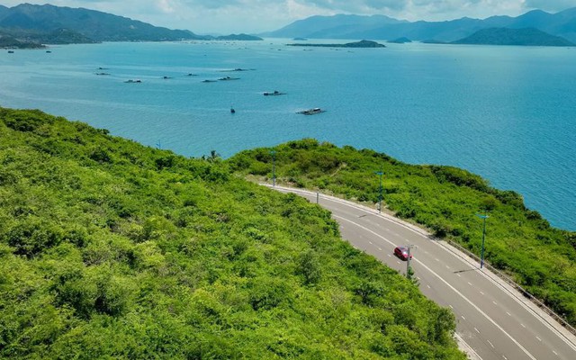 Cung đường một bên là núi, một bên là biển, du khách nhận xét: "Nhất định phải đi qua một lần trong đời!"- Ảnh 3. Cung đường một bên là núi, một bên là biển, du khách nhận xét: "Nhất định phải đi qua một lần trong đời!"- Ảnh 3.