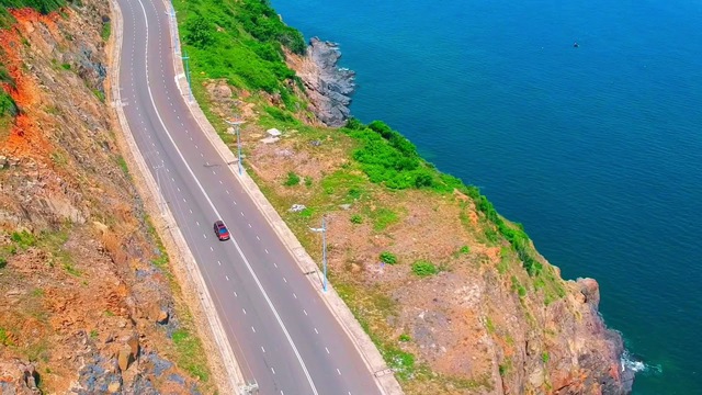 Cung đường một bên là núi, một bên là biển, du khách nhận xét: "Nhất định phải đi qua một lần trong đời!"- Ảnh 1. Cung đường một bên là núi, một bên là biển, du khách nhận xét: "Nhất định phải đi qua một lần trong đời!"- Ảnh 1.