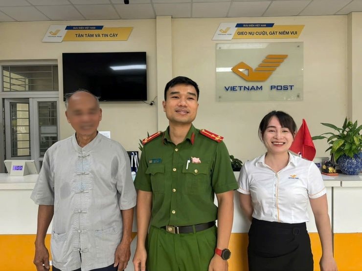 Sáng nhận được cuộc gọi, chiều cụ ông Hà Nội đi rút luôn sổ tiết kiệm 500 triệu đồng để giao dịch: Công an xã lập tức có mặt, yêu cầu xác minh- Ảnh 1.