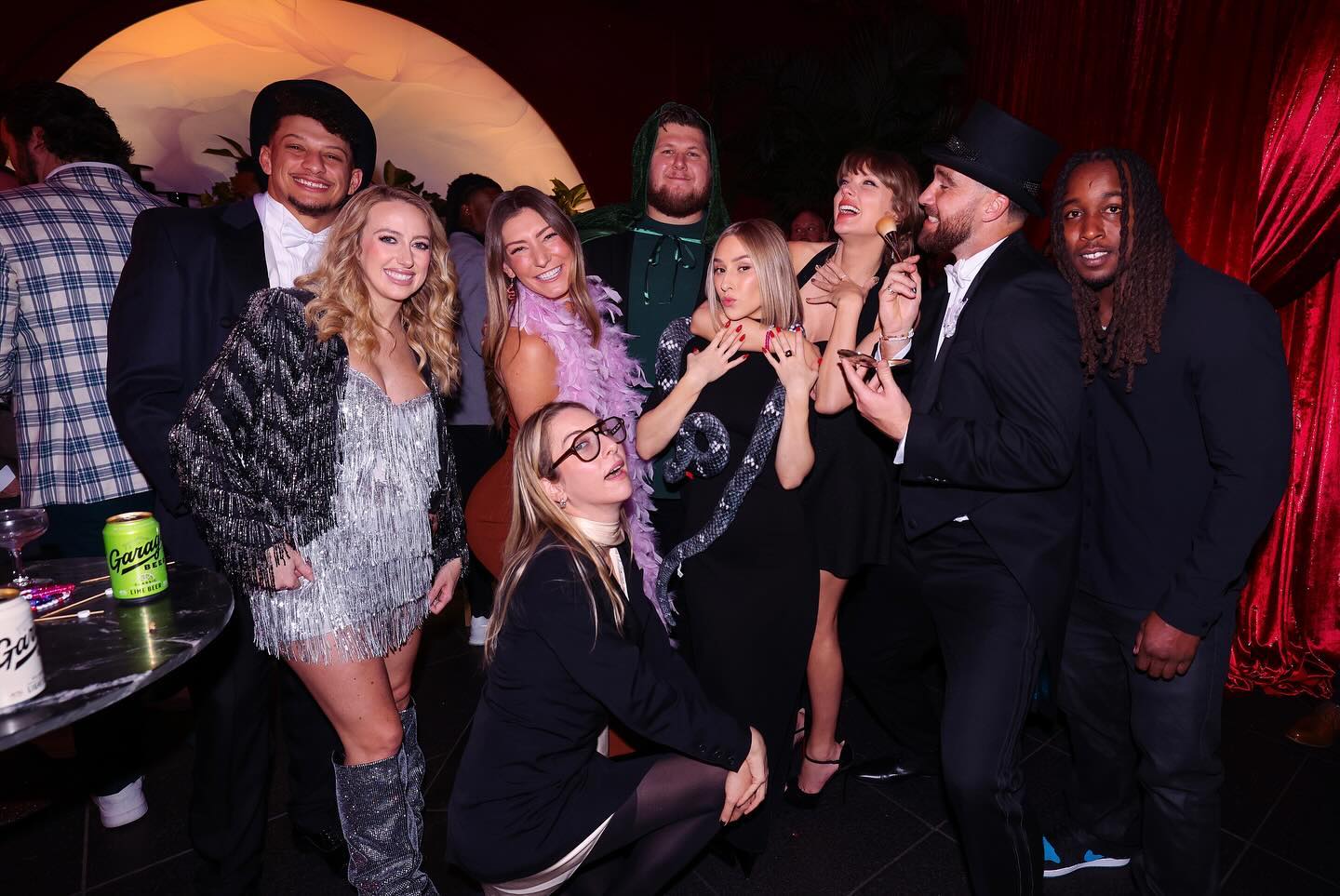 Ảnh: Toàn bộ dòng thời gian hẹn hò lãng mạn của Taylor Swift và Travis Kelce trước màn đính hôn bùng nổ cõi mạng- Ảnh 31. Ảnh: Toàn bộ dòng thời gian hẹn hò lãng mạn của Taylor Swift và Travis Kelce trước màn đính hôn bùng nổ cõi mạng- Ảnh 31.