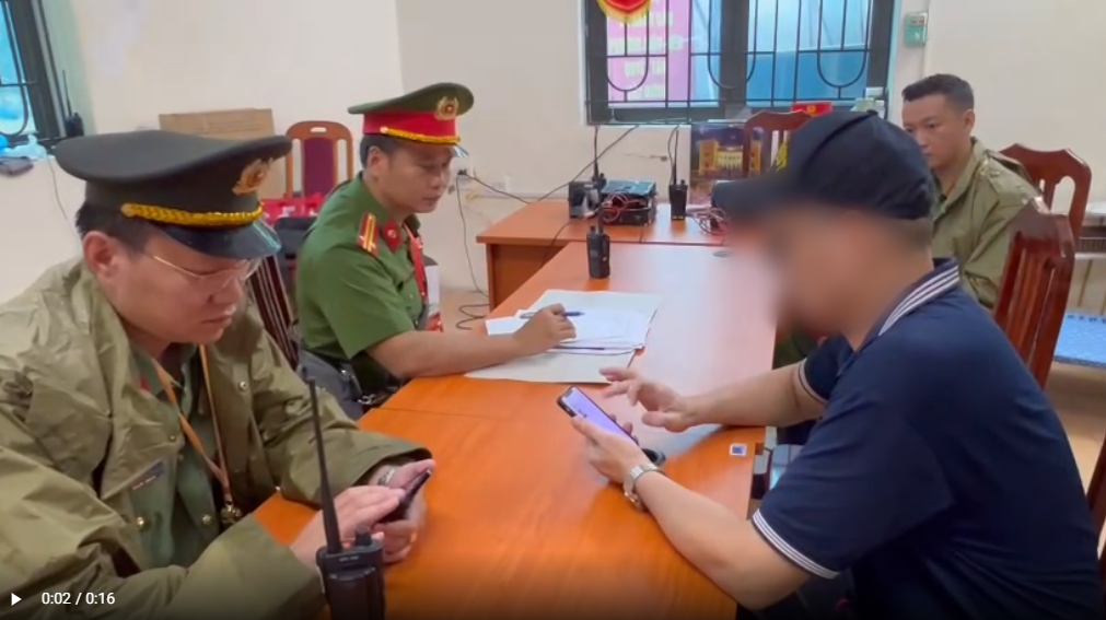 CSCĐ phát hiện 1 người đàn ông xếp 10 ghế để cho thuê chỗ ngồi xem diễu binh- Ảnh 1.
