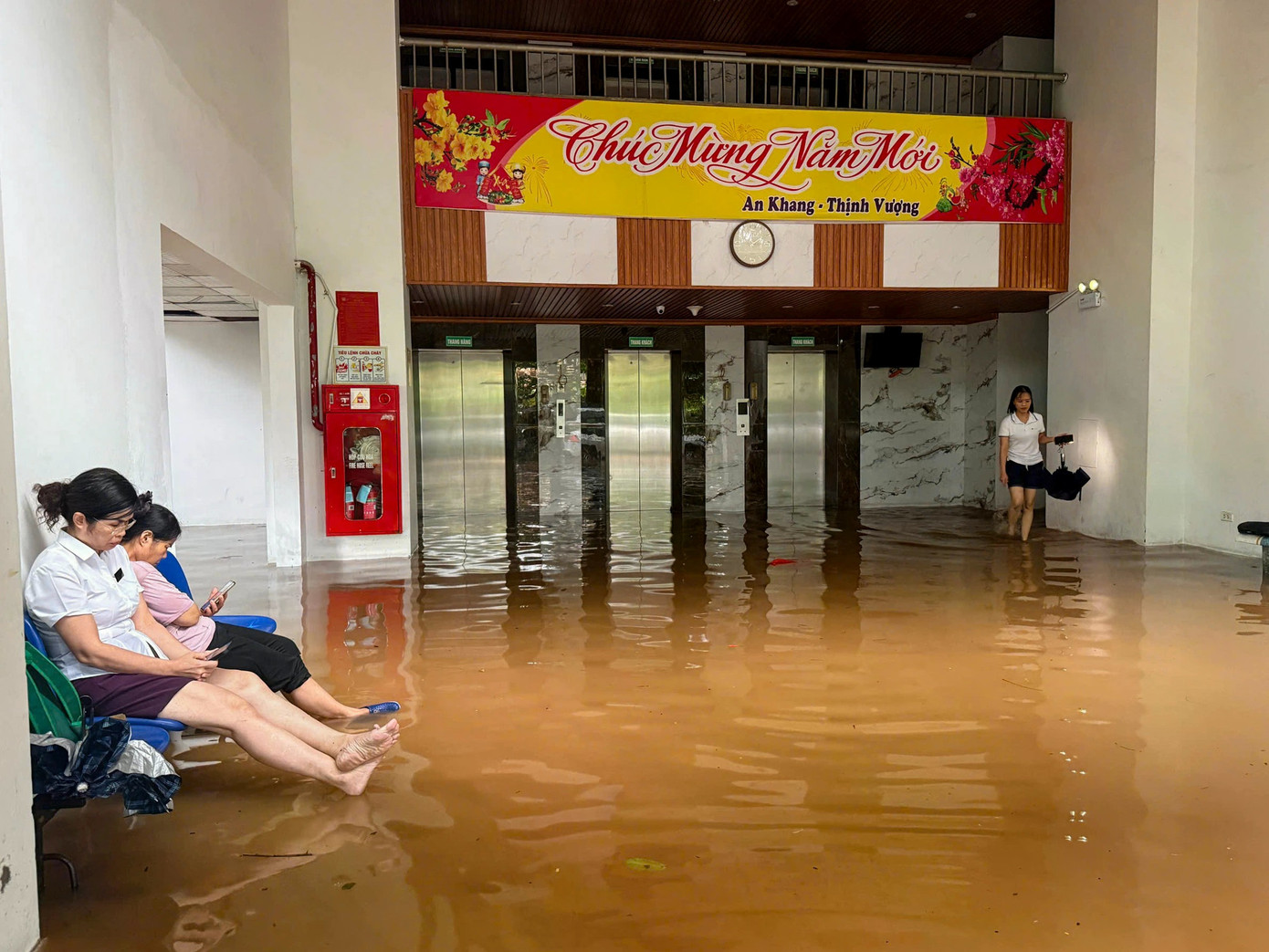 Hình ảnh nhiều khu chung cư thành 'ốc đảo' sau mưa lớn, dân dựng đập ngăn nước tràn vào hầm- Ảnh 4. Hình ảnh nhiều khu chung cư thành 'ốc đảo' sau mưa lớn, dân dựng đập ngăn nước tràn vào hầm- Ảnh 4.