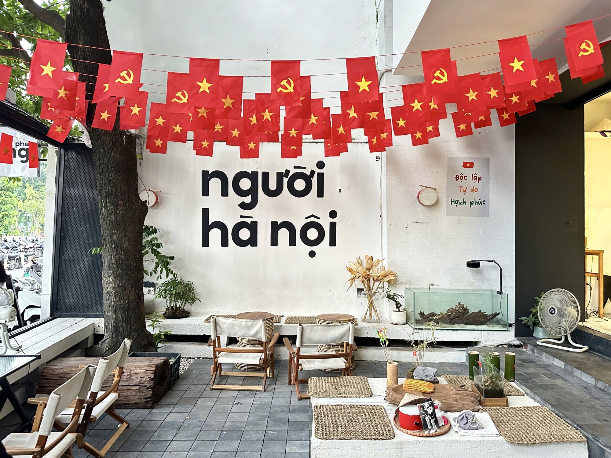 "Phù phép" can nhựa mua ở vựa ve chai, chủ quán cà phê ở TP.HCM đắt khách gấp 3 trước thềm 2/9- Ảnh 7. "Phù phép" can nhựa mua ở vựa ve chai, chủ quán cà phê ở TP.HCM đắt khách gấp 3 trước thềm 2/9- Ảnh 7.