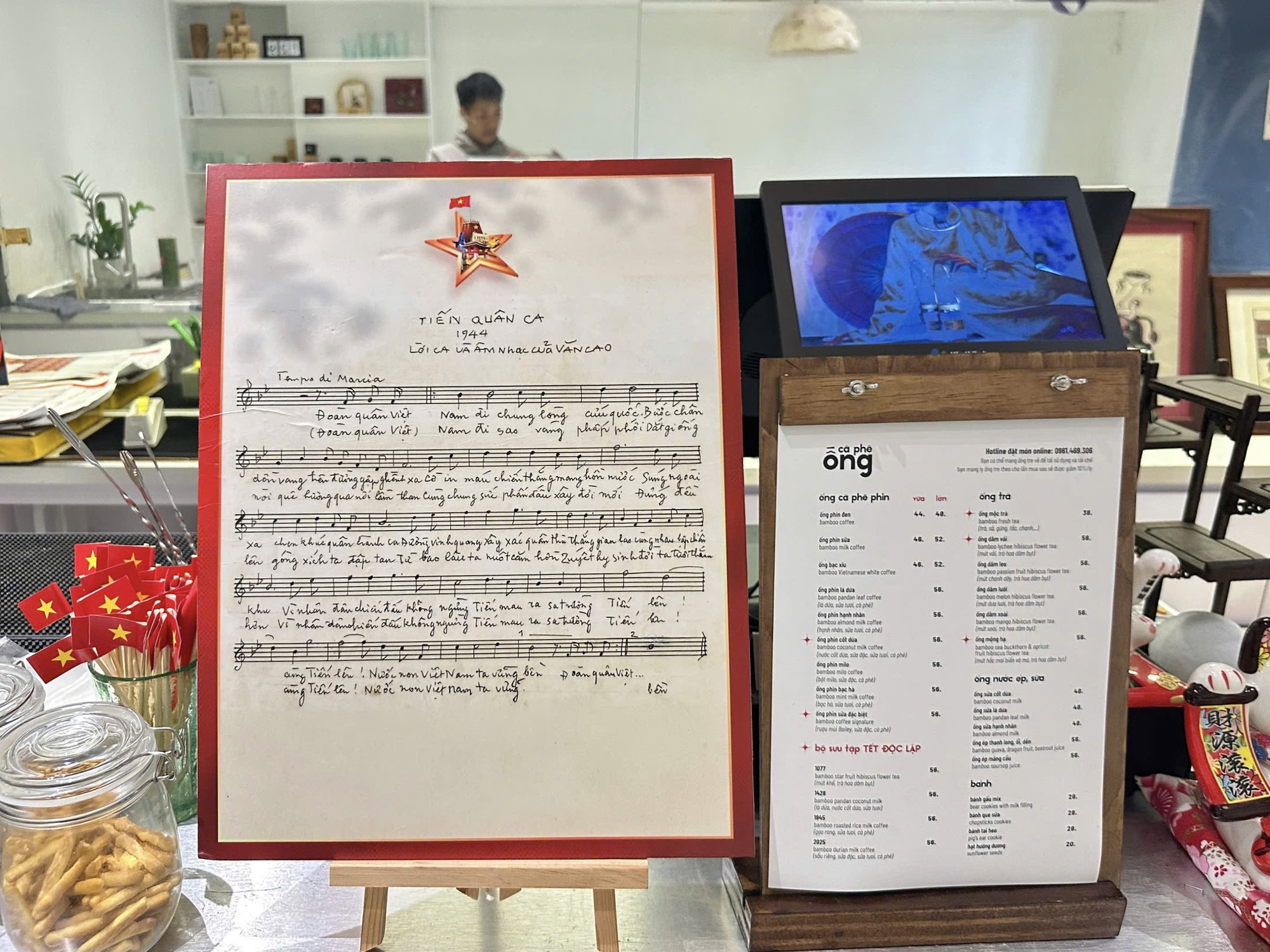 "Phù phép" can nhựa mua ở vựa ve chai, chủ quán cà phê ở TP.HCM đắt khách gấp 3 trước thềm 2/9- Ảnh 8. "Phù phép" can nhựa mua ở vựa ve chai, chủ quán cà phê ở TP.HCM đắt khách gấp 3 trước thềm 2/9- Ảnh 8.