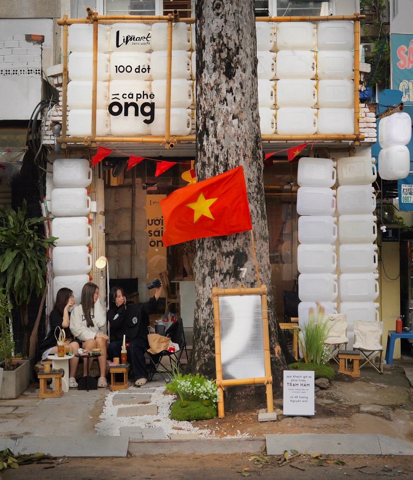 "Phù phép" can nhựa mua ở vựa ve chai, chủ quán cà phê ở TP.HCM đắt khách gấp 3 trước thềm 2/9- Ảnh 2. "Phù phép" can nhựa mua ở vựa ve chai, chủ quán cà phê ở TP.HCM đắt khách gấp 3 trước thềm 2/9- Ảnh 2.