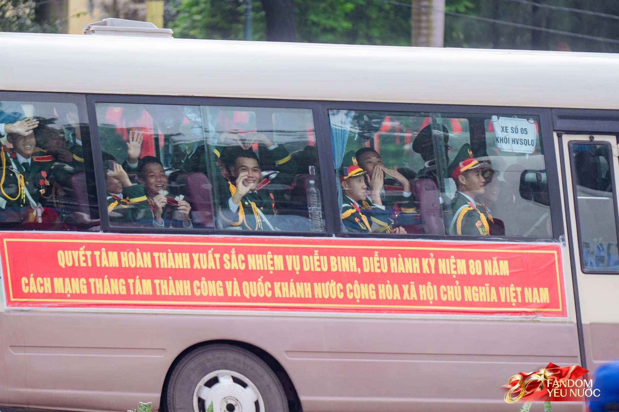 Trời đẹp, hết giờ làm việc, “khối yêu nước” đã sẵn sàng trên phố cho buổi sơ duyệt tối nay!- Ảnh 37. Trời đẹp, hết giờ làm việc, “khối yêu nước” đã sẵn sàng trên phố cho buổi sơ duyệt tối nay!- Ảnh 37.