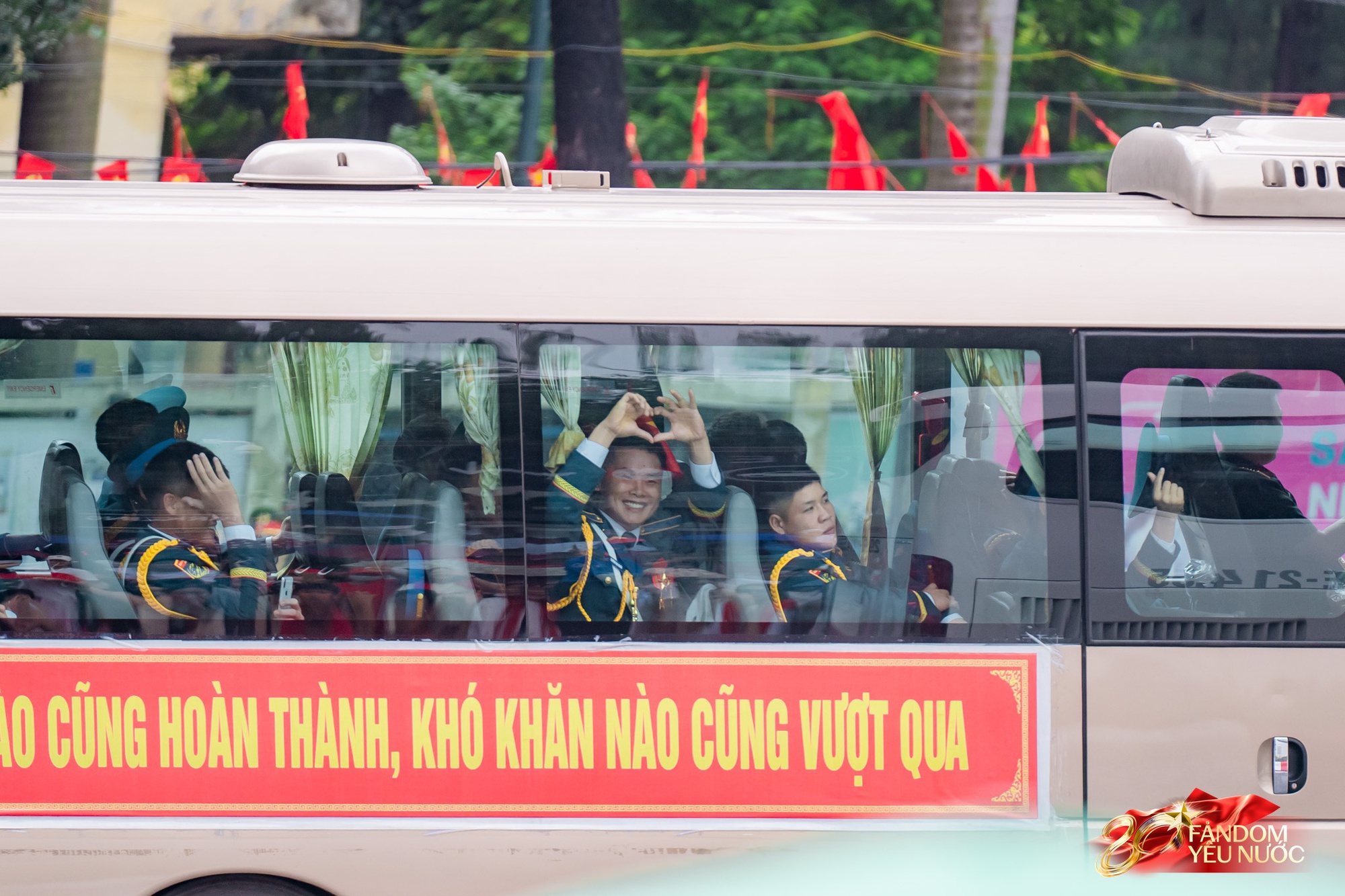 Trời đẹp, hết giờ làm việc, “khối yêu nước” đã sẵn sàng trên phố cho buổi sơ duyệt tối nay!- Ảnh 36. Trời đẹp, hết giờ làm việc, “khối yêu nước” đã sẵn sàng trên phố cho buổi sơ duyệt tối nay!- Ảnh 36.