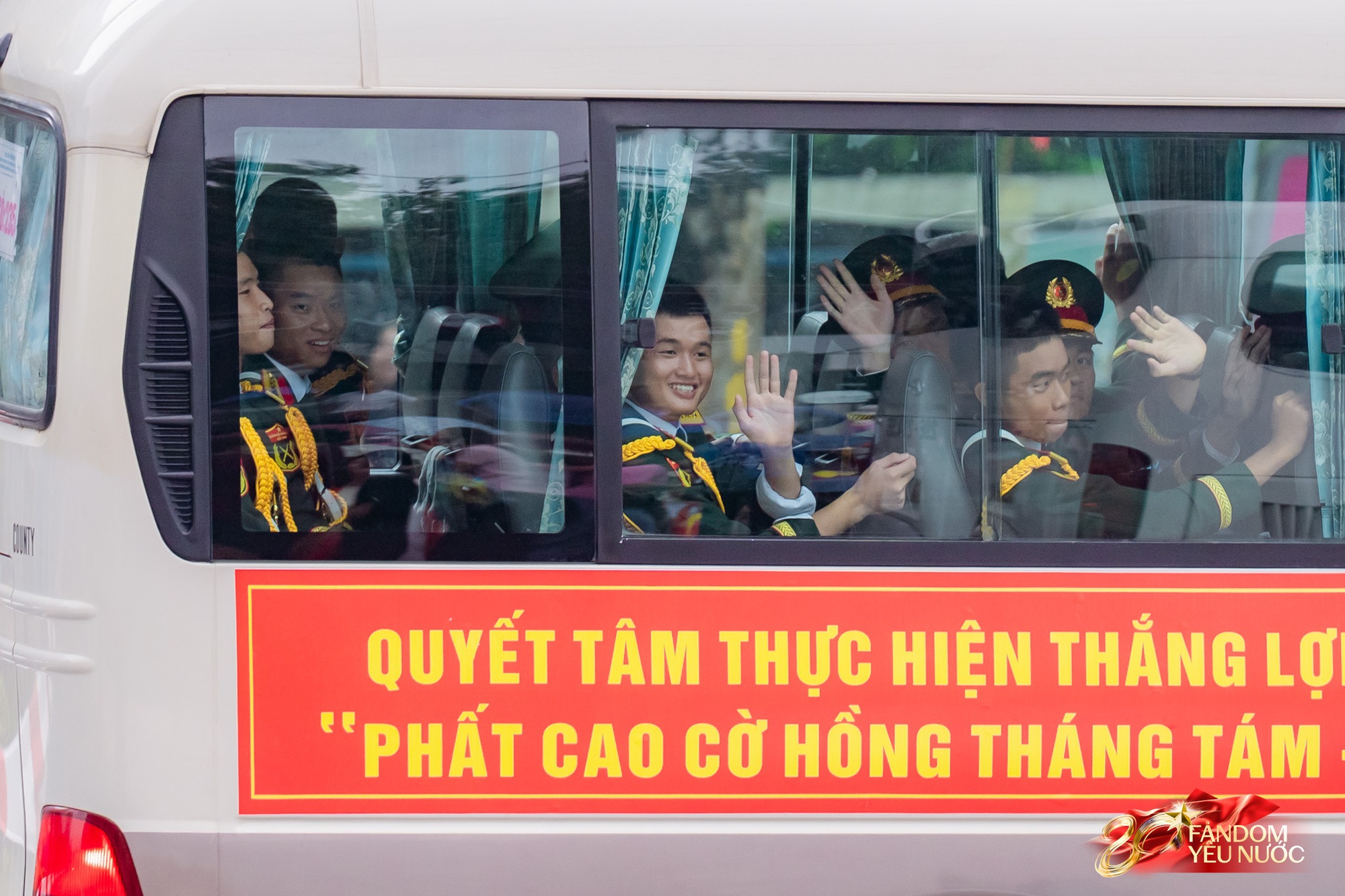 Trời đẹp, hết giờ làm việc, “khối yêu nước” đã sẵn sàng trên phố cho buổi sơ duyệt tối nay!- Ảnh 35. Trời đẹp, hết giờ làm việc, “khối yêu nước” đã sẵn sàng trên phố cho buổi sơ duyệt tối nay!- Ảnh 35.