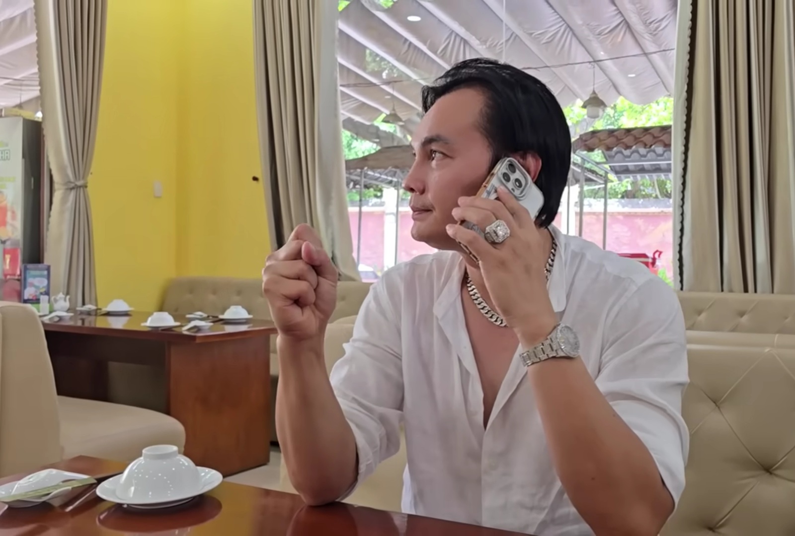 Nam NSƯT từ Mỹ về đeo kim cương, đồ hiệu đầy người: "Cuộc đời biết làm gì bây giờ"- Ảnh 1. Nam NSƯT từ Mỹ về đeo kim cương, đồ hiệu đầy người: "Cuộc đời biết làm gì bây giờ"- Ảnh 1.
