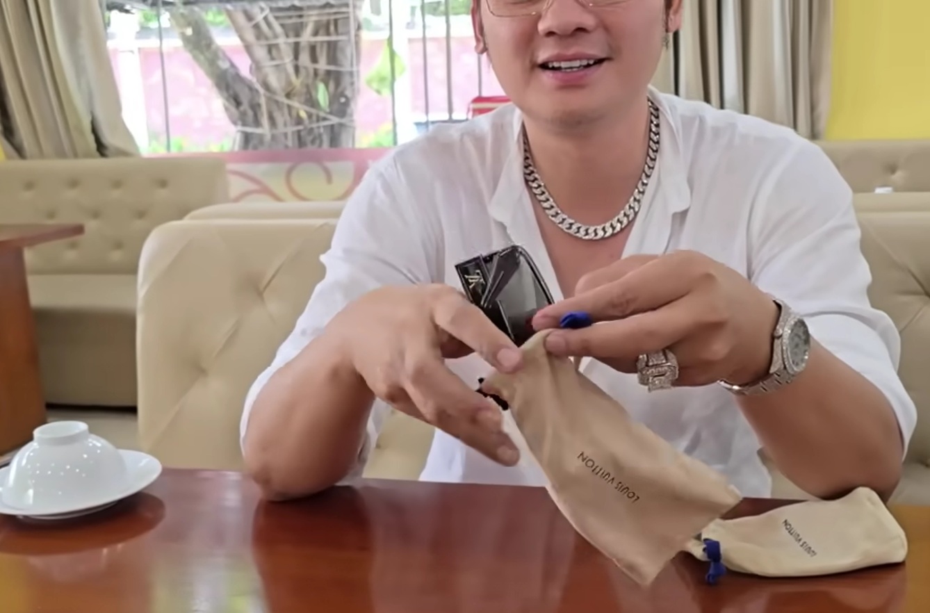 Nam NSƯT từ Mỹ về đeo kim cương, đồ hiệu đầy người: "Cuộc đời biết làm gì bây giờ"- Ảnh 2. Nam NSƯT từ Mỹ về đeo kim cương, đồ hiệu đầy người: "Cuộc đời biết làm gì bây giờ"- Ảnh 2.
