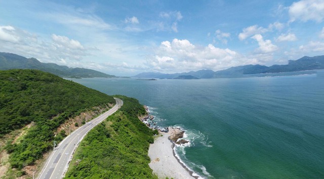 Cung đường một bên là núi, một bên là biển, du khách nhận xét: "Nhất định phải đi qua một lần trong đời!"- Ảnh 2. Cung đường một bên là núi, một bên là biển, du khách nhận xét: "Nhất định phải đi qua một lần trong đời!"- Ảnh 2.