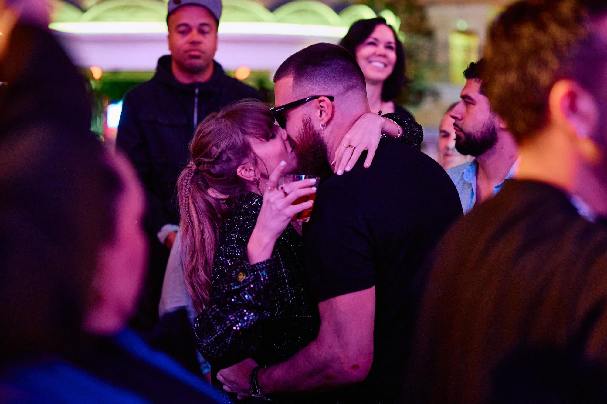 Ảnh: Toàn bộ dòng thời gian hẹn hò lãng mạn của Taylor Swift và Travis Kelce trước màn đính hôn bùng nổ cõi mạng- Ảnh 25. Ảnh: Toàn bộ dòng thời gian hẹn hò lãng mạn của Taylor Swift và Travis Kelce trước màn đính hôn bùng nổ cõi mạng- Ảnh 25.
