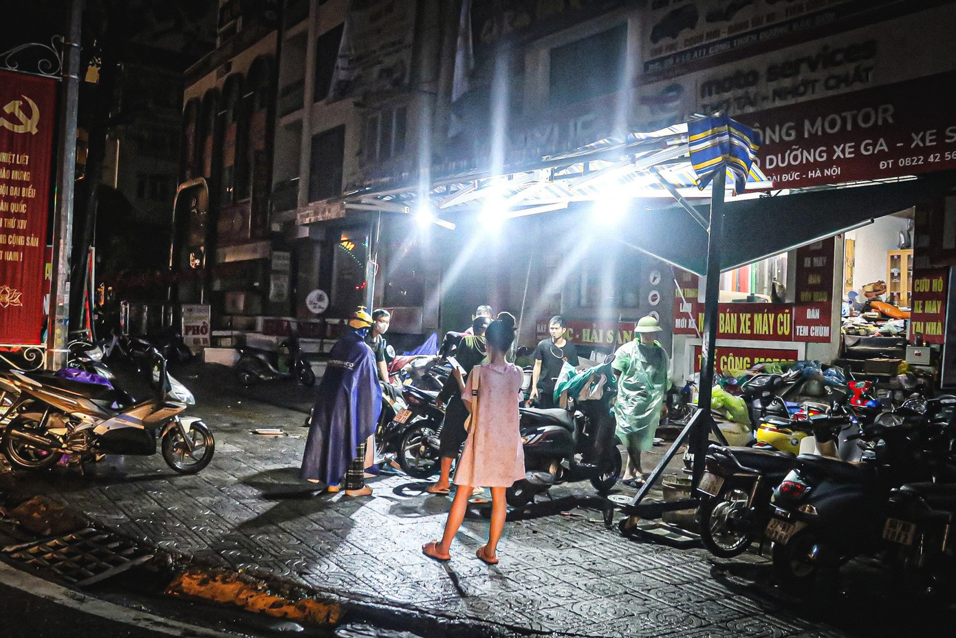 24 giờ mất điện, nước: Hàng trăm hộ dân ở 'làng' biệt thự triệu đô Hà Nội thắp đèn dầu, loay hoay 'chạy' ngập- Ảnh 11. 24 giờ mất điện, nước: Hàng trăm hộ dân ở 'làng' biệt thự triệu đô Hà Nội thắp đèn dầu, loay hoay 'chạy' ngập- Ảnh 11.