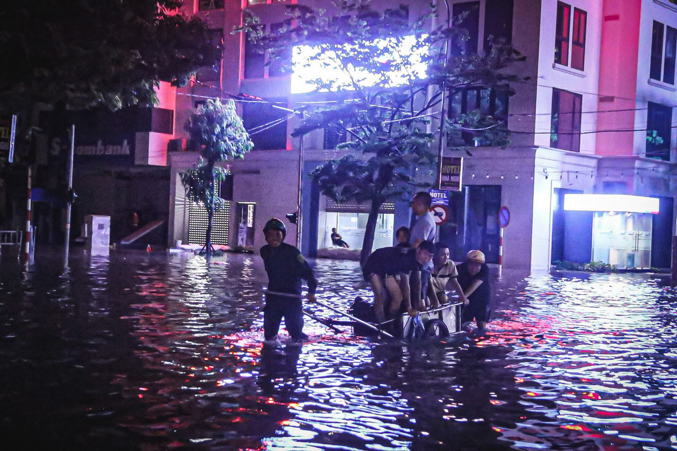 24 giờ mất điện, nước: Hàng trăm hộ dân ở 'làng' biệt thự triệu đô Hà Nội thắp đèn dầu, loay hoay 'chạy' ngập- Ảnh 12. 24 giờ mất điện, nước: Hàng trăm hộ dân ở 'làng' biệt thự triệu đô Hà Nội thắp đèn dầu, loay hoay 'chạy' ngập- Ảnh 12.