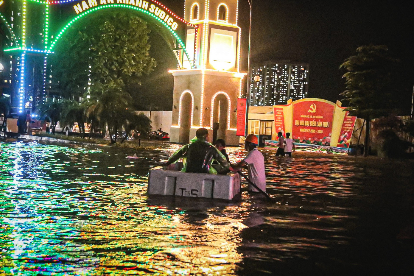 24 giờ mất điện, nước: Hàng trăm hộ dân ở 'làng' biệt thự triệu đô Hà Nội thắp đèn dầu, loay hoay 'chạy' ngập- Ảnh 13. 24 giờ mất điện, nước: Hàng trăm hộ dân ở 'làng' biệt thự triệu đô Hà Nội thắp đèn dầu, loay hoay 'chạy' ngập- Ảnh 13.