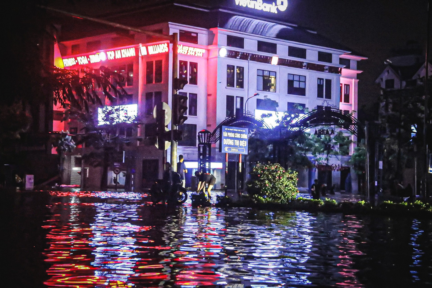 24 giờ mất điện, nước: Hàng trăm hộ dân ở 'làng' biệt thự triệu đô Hà Nội thắp đèn dầu, loay hoay 'chạy' ngập- Ảnh 2. 24 giờ mất điện, nước: Hàng trăm hộ dân ở 'làng' biệt thự triệu đô Hà Nội thắp đèn dầu, loay hoay 'chạy' ngập- Ảnh 2.