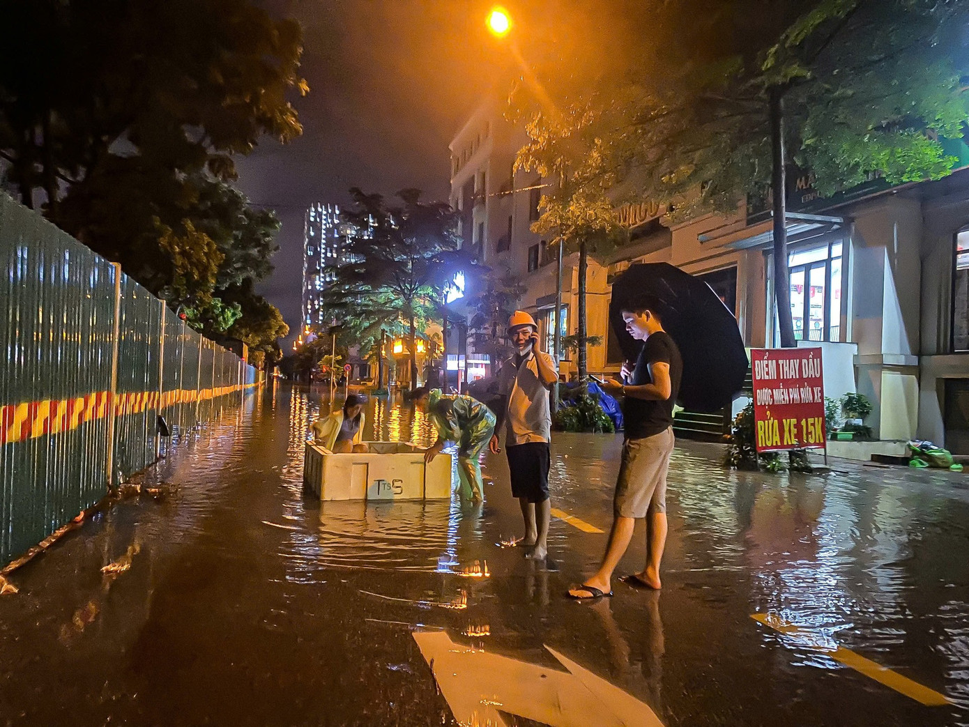 24 giờ mất điện, nước: Hàng trăm hộ dân ở 'làng' biệt thự triệu đô Hà Nội thắp đèn dầu, loay hoay 'chạy' ngập- Ảnh 14. 24 giờ mất điện, nước: Hàng trăm hộ dân ở 'làng' biệt thự triệu đô Hà Nội thắp đèn dầu, loay hoay 'chạy' ngập- Ảnh 14.
