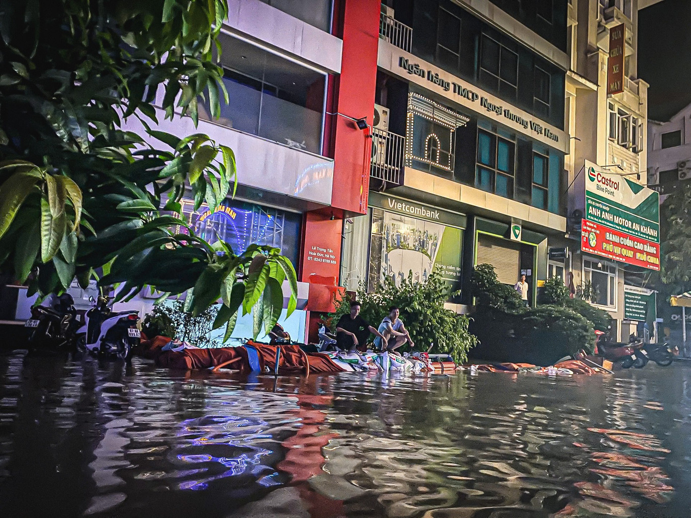 24 giờ mất điện, nước: Hàng trăm hộ dân ở 'làng' biệt thự triệu đô Hà Nội thắp đèn dầu, loay hoay 'chạy' ngập- Ảnh 7. 24 giờ mất điện, nước: Hàng trăm hộ dân ở 'làng' biệt thự triệu đô Hà Nội thắp đèn dầu, loay hoay 'chạy' ngập- Ảnh 7.