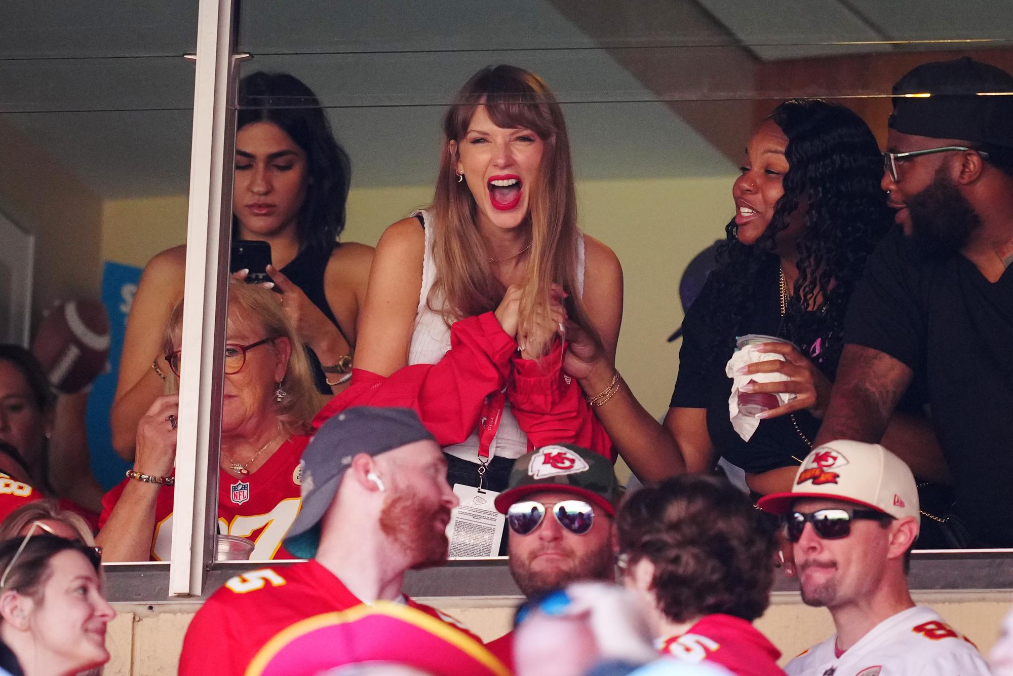 Ảnh: Toàn bộ dòng thời gian hẹn hò lãng mạn của Taylor Swift và Travis Kelce trước màn đính hôn bùng nổ cõi mạng- Ảnh 7. Ảnh: Toàn bộ dòng thời gian hẹn hò lãng mạn của Taylor Swift và Travis Kelce trước màn đính hôn bùng nổ cõi mạng- Ảnh 7.