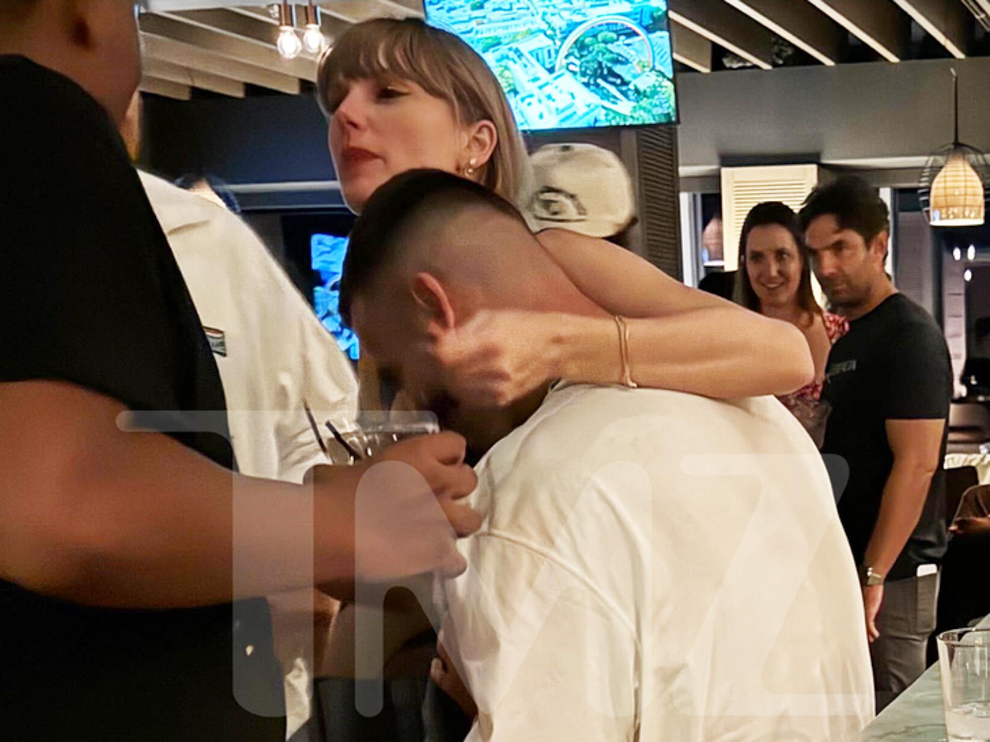Ảnh: Toàn bộ dòng thời gian hẹn hò lãng mạn của Taylor Swift và Travis Kelce trước màn đính hôn bùng nổ cõi mạng- Ảnh 8. Ảnh: Toàn bộ dòng thời gian hẹn hò lãng mạn của Taylor Swift và Travis Kelce trước màn đính hôn bùng nổ cõi mạng- Ảnh 8.