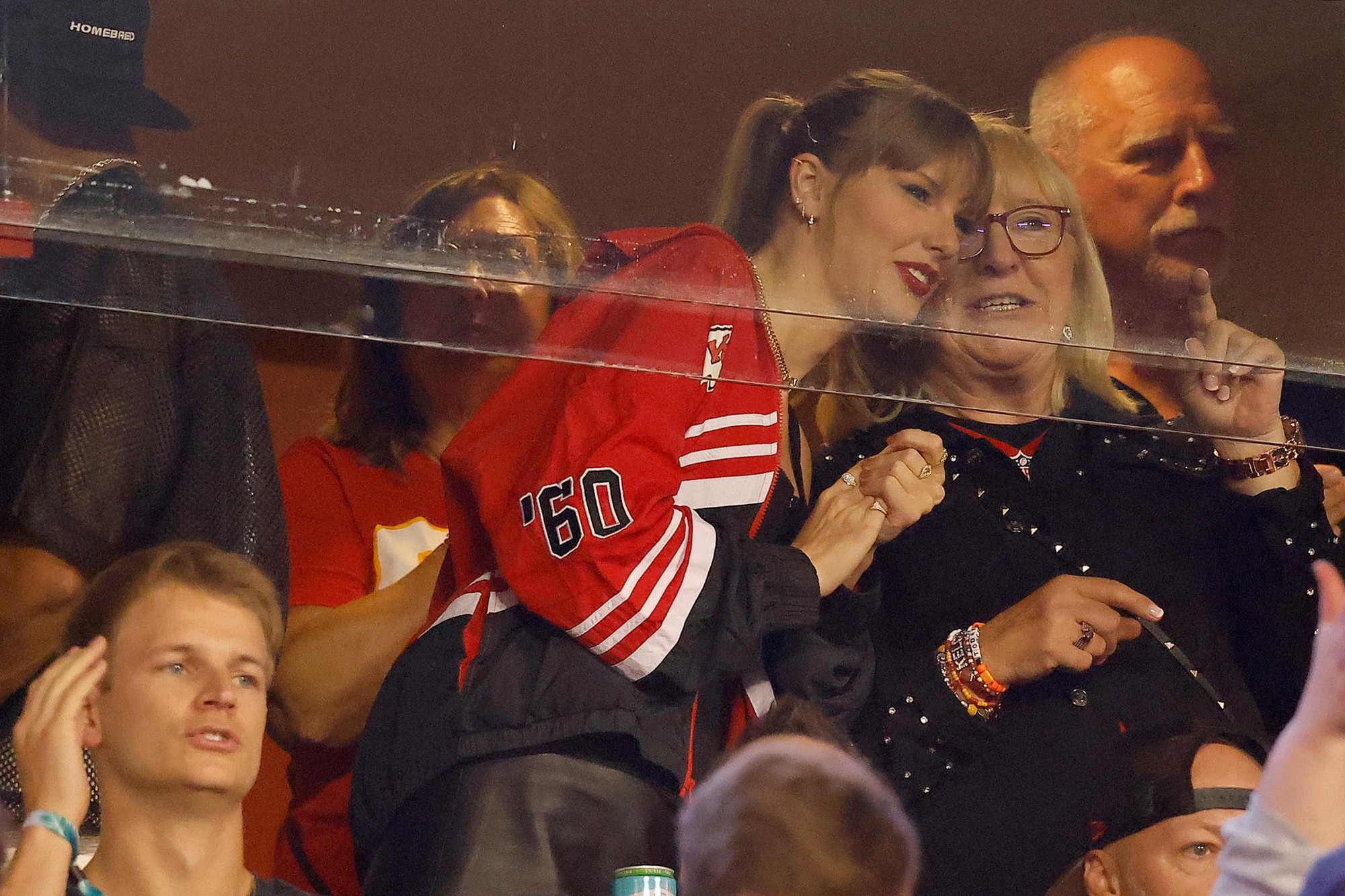 Ảnh: Toàn bộ dòng thời gian hẹn hò lãng mạn của Taylor Swift và Travis Kelce trước màn đính hôn bùng nổ cõi mạng- Ảnh 13. Ảnh: Toàn bộ dòng thời gian hẹn hò lãng mạn của Taylor Swift và Travis Kelce trước màn đính hôn bùng nổ cõi mạng- Ảnh 13.