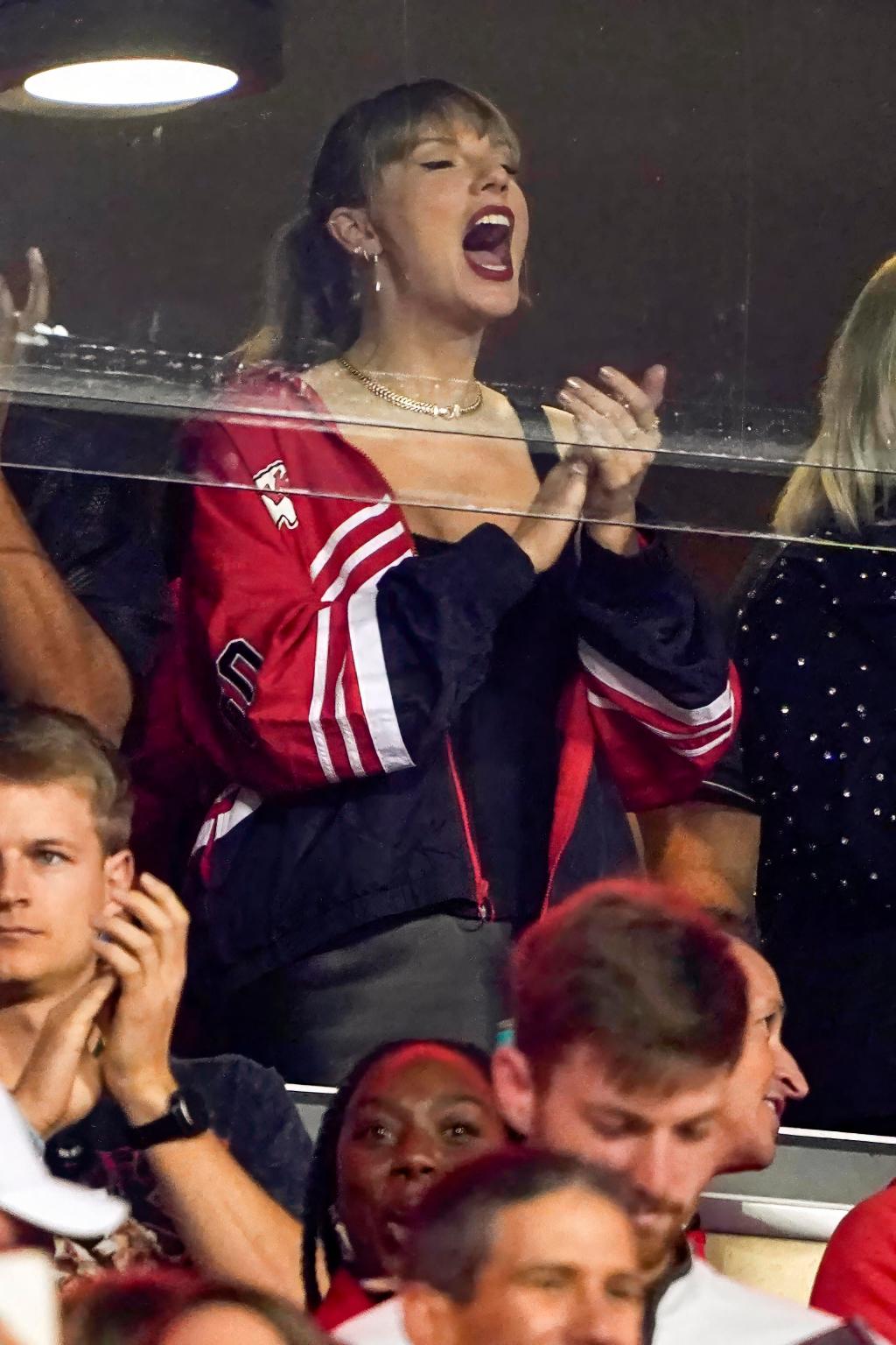 Ảnh: Toàn bộ dòng thời gian hẹn hò lãng mạn của Taylor Swift và Travis Kelce trước màn đính hôn bùng nổ cõi mạng- Ảnh 1. Ảnh: Toàn bộ dòng thời gian hẹn hò lãng mạn của Taylor Swift và Travis Kelce trước màn đính hôn bùng nổ cõi mạng- Ảnh 1.