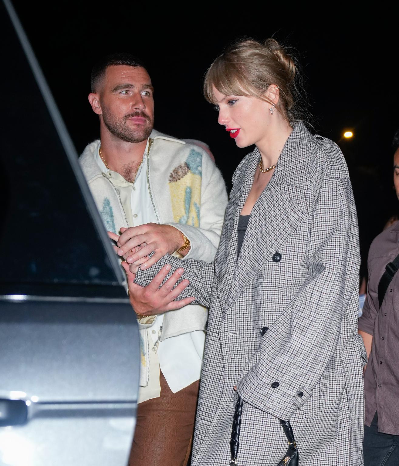 Ảnh: Toàn bộ dòng thời gian hẹn hò lãng mạn của Taylor Swift và Travis Kelce trước màn đính hôn bùng nổ cõi mạng- Ảnh 16. Ảnh: Toàn bộ dòng thời gian hẹn hò lãng mạn của Taylor Swift và Travis Kelce trước màn đính hôn bùng nổ cõi mạng- Ảnh 16.