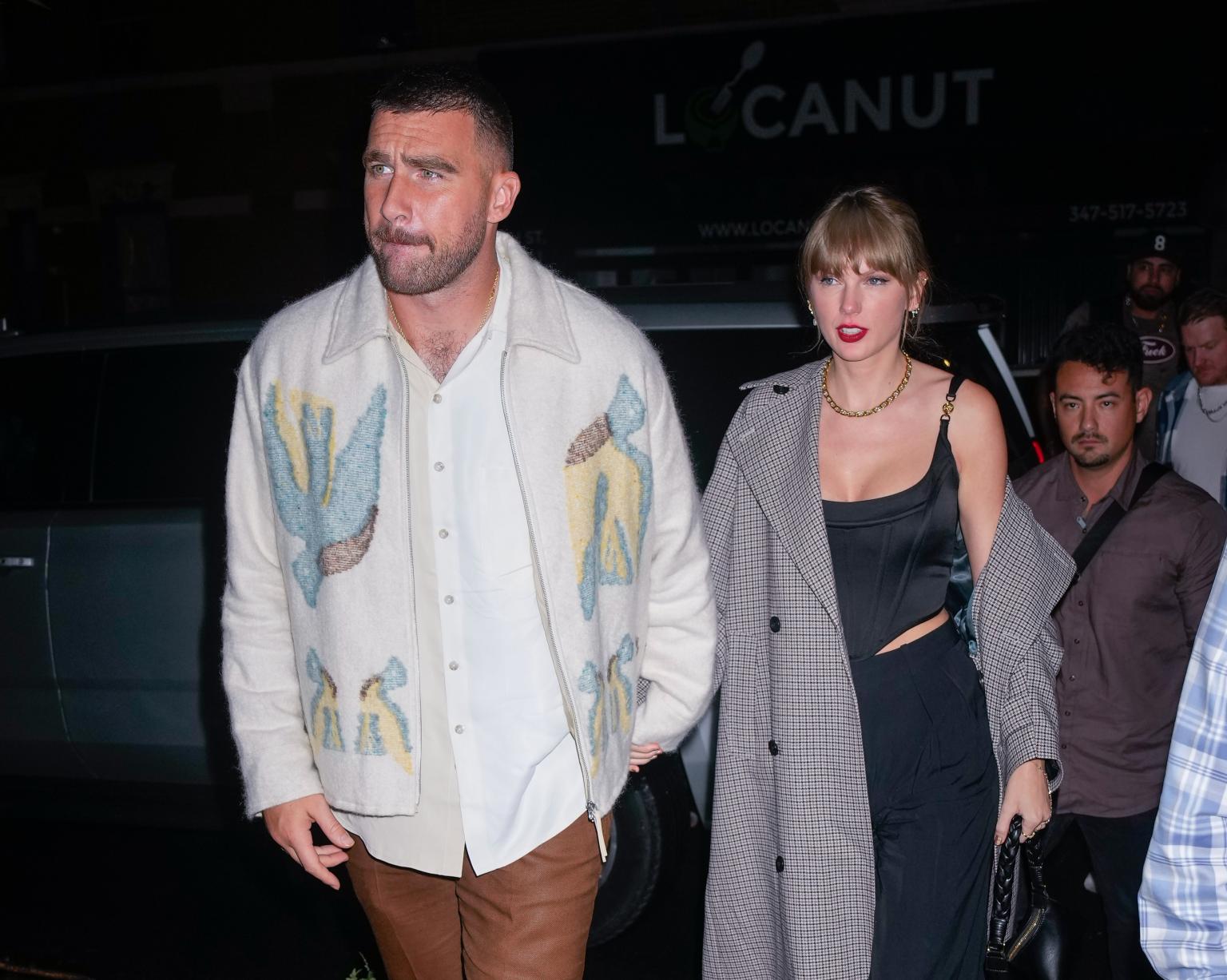Ảnh: Toàn bộ dòng thời gian hẹn hò lãng mạn của Taylor Swift và Travis Kelce trước màn đính hôn bùng nổ cõi mạng- Ảnh 21. Ảnh: Toàn bộ dòng thời gian hẹn hò lãng mạn của Taylor Swift và Travis Kelce trước màn đính hôn bùng nổ cõi mạng- Ảnh 21.