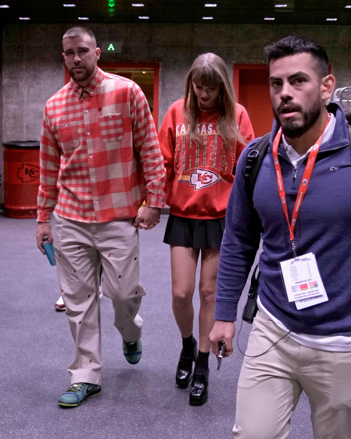 Ảnh: Toàn bộ dòng thời gian hẹn hò lãng mạn của Taylor Swift và Travis Kelce trước màn đính hôn bùng nổ cõi mạng- Ảnh 19. Ảnh: Toàn bộ dòng thời gian hẹn hò lãng mạn của Taylor Swift và Travis Kelce trước màn đính hôn bùng nổ cõi mạng- Ảnh 19.