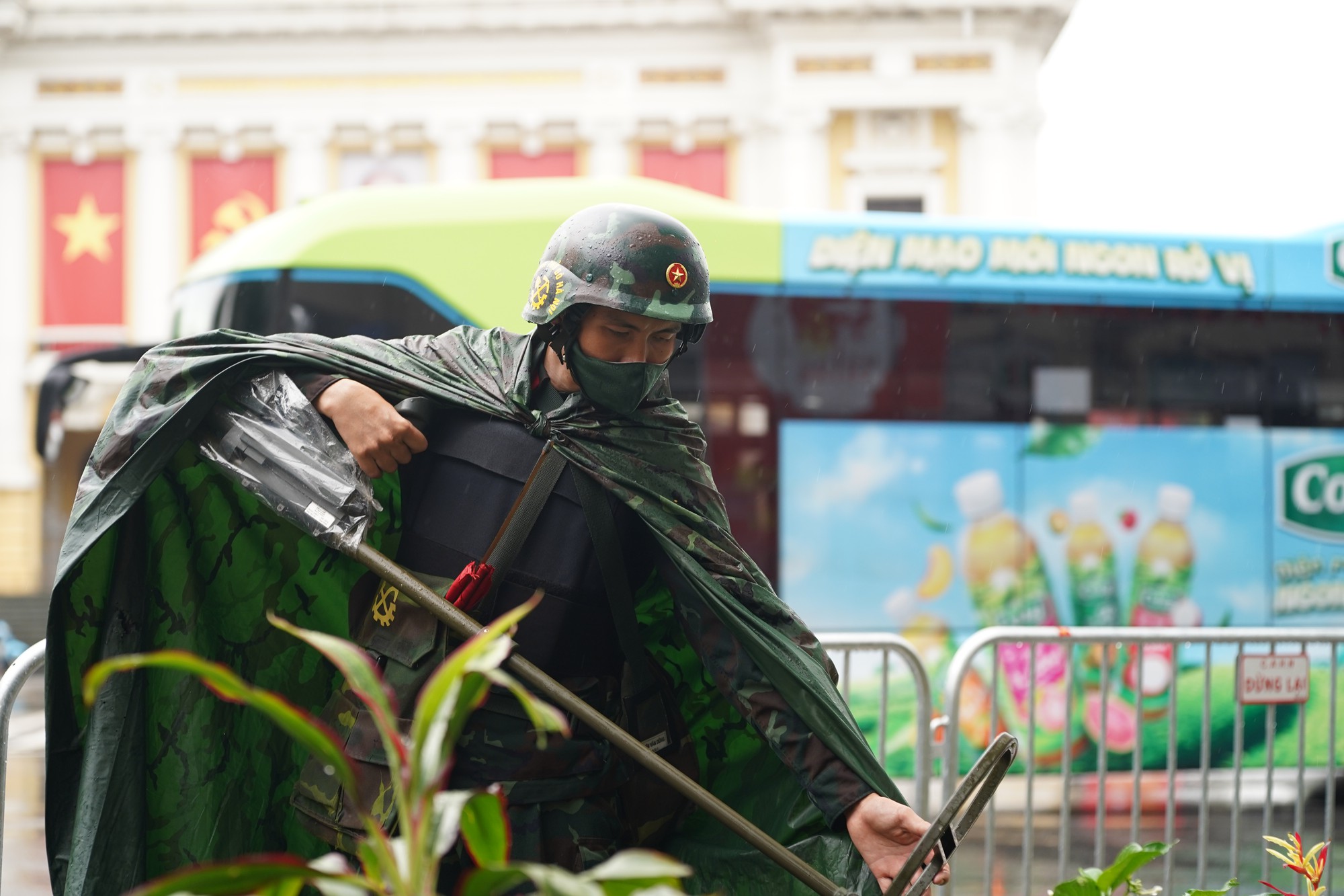 Cận cảnh: Lực lượng Công binh tất bật rà phá bom mìn, đảm bảo an toàn tuyệt đối trước buổi sơ duyệt diễu binh diễu hành A80- Ảnh 4. Cận cảnh: Lực lượng Công binh tất bật rà phá bom mìn, đảm bảo an toàn tuyệt đối trước buổi sơ duyệt diễu binh diễu hành A80- Ảnh 4.
