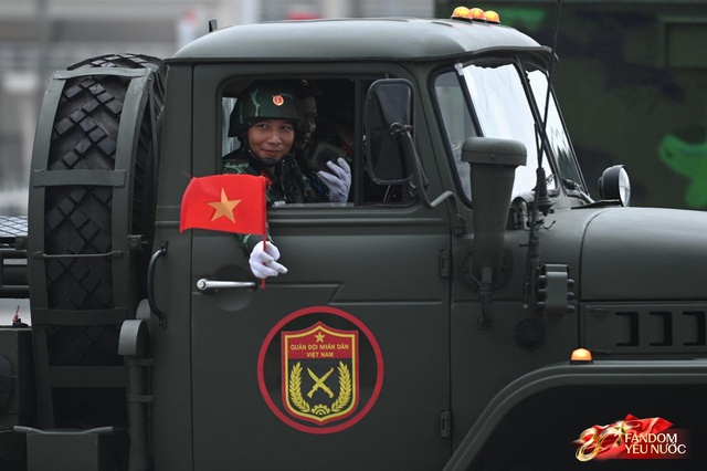 Trời đẹp, hết giờ làm việc, “khối yêu nước” đã sẵn sàng trên phố cho buổi sơ duyệt tối nay!- Ảnh 13. Trời đẹp, hết giờ làm việc, “khối yêu nước” đã sẵn sàng trên phố cho buổi sơ duyệt tối nay!- Ảnh 13.