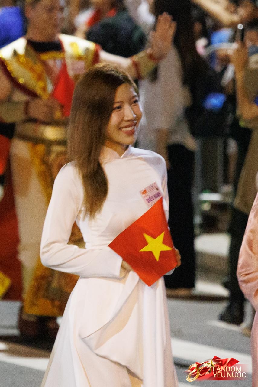 Clip: Hoàng Thuỳ Linh - Đen Vâu nối đuôi nhau sơ duyệt diễu hành, biểu cảm hân hoan cực đáng yêu gây sốt MXH!- Ảnh 9.