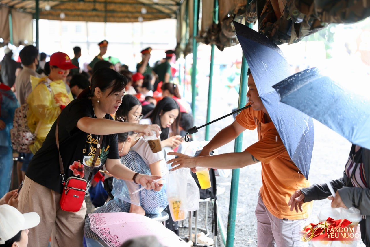 Người dân xuất phát từ 4 giờ, đội mưa chờ đợi buổi sơ duyệt cấp Nhà nước- Ảnh 2.