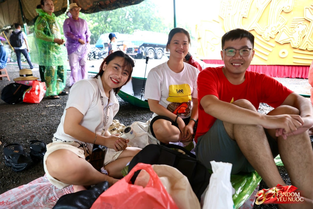 Người dân xuất phát từ 4 giờ, đội mưa chờ đợi buổi sơ duyệt cấp Nhà nước- Ảnh 4.