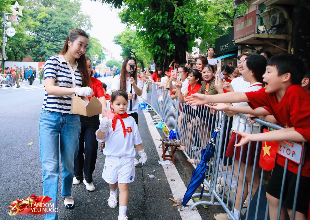 Xôn xao khắp phố: Hoa hậu Đỗ Mỹ Linh bất ngờ phát kem cho bà con đi xem A80, nhan sắc đời thường gây sốt!- Ảnh 1. Xôn xao khắp phố: Hoa hậu Đỗ Mỹ Linh bất ngờ phát kem cho bà con đi xem A80, nhan sắc đời thường gây sốt!- Ảnh 1.