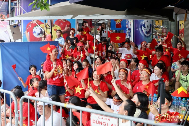 Trời đẹp, hết giờ làm việc, “khối yêu nước” đã sẵn sàng trên phố cho buổi sơ duyệt tối nay!- Ảnh 5. Trời đẹp, hết giờ làm việc, “khối yêu nước” đã sẵn sàng trên phố cho buổi sơ duyệt tối nay!- Ảnh 5.
