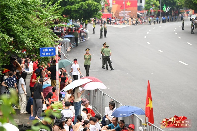 Trời đẹp, hết giờ làm việc, “khối yêu nước” đã sẵn sàng trên phố cho buổi sơ duyệt tối nay!- Ảnh 29. Trời đẹp, hết giờ làm việc, “khối yêu nước” đã sẵn sàng trên phố cho buổi sơ duyệt tối nay!- Ảnh 29.