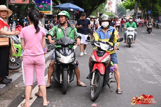 Trời đẹp, hết giờ làm việc, “khối yêu nước” đã sẵn sàng trên phố cho buổi sơ duyệt tối nay!- Ảnh 27. Trời đẹp, hết giờ làm việc, “khối yêu nước” đã sẵn sàng trên phố cho buổi sơ duyệt tối nay!- Ảnh 27.