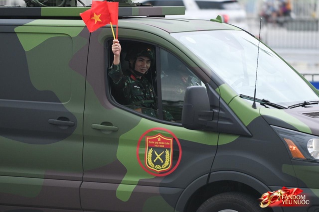 Trời đẹp, hết giờ làm việc, “khối yêu nước” đã sẵn sàng trên phố cho buổi sơ duyệt tối nay!- Ảnh 18. Trời đẹp, hết giờ làm việc, “khối yêu nước” đã sẵn sàng trên phố cho buổi sơ duyệt tối nay!- Ảnh 18.