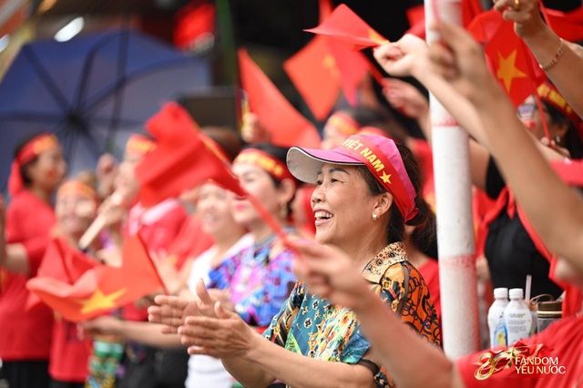 Trời đẹp, hết giờ làm việc, “khối yêu nước” đã sẵn sàng trên phố cho buổi sơ duyệt tối nay!- Ảnh 9. Trời đẹp, hết giờ làm việc, “khối yêu nước” đã sẵn sàng trên phố cho buổi sơ duyệt tối nay!- Ảnh 9.