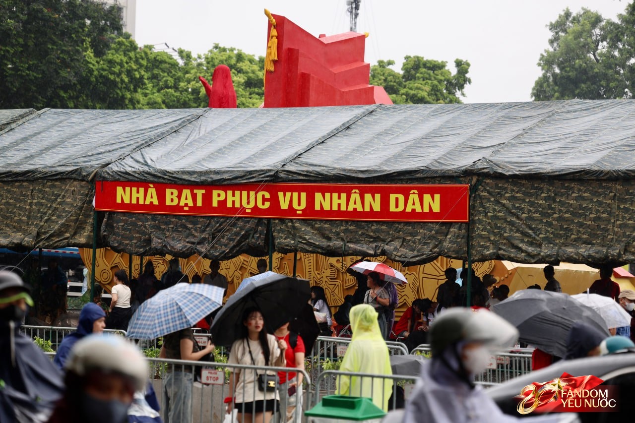 Người dân xuất phát từ 4 giờ, đội mưa chờ đợi buổi sơ duyệt cấp Nhà nước- Ảnh 1.