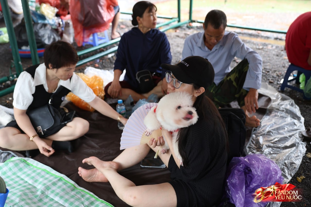 Người dân xuất phát từ 4 giờ, đội mưa chờ đợi buổi sơ duyệt cấp Nhà nước- Ảnh 3.