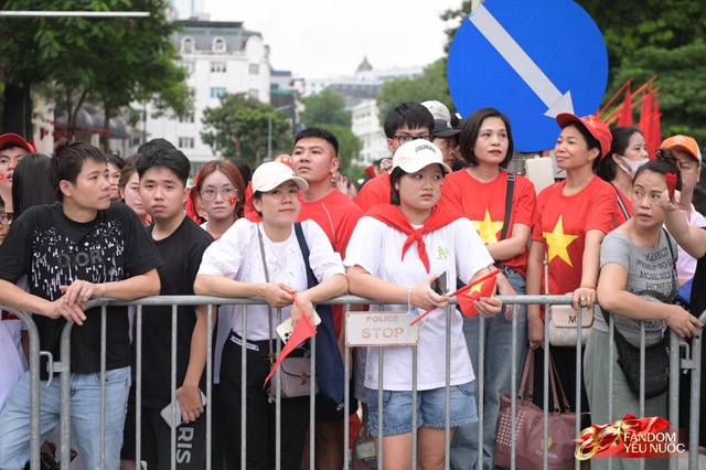 Trời đẹp, hết giờ làm việc, “khối yêu nước” đã sẵn sàng trên phố cho buổi sơ duyệt tối nay!- Ảnh 24. Trời đẹp, hết giờ làm việc, “khối yêu nước” đã sẵn sàng trên phố cho buổi sơ duyệt tối nay!- Ảnh 24.