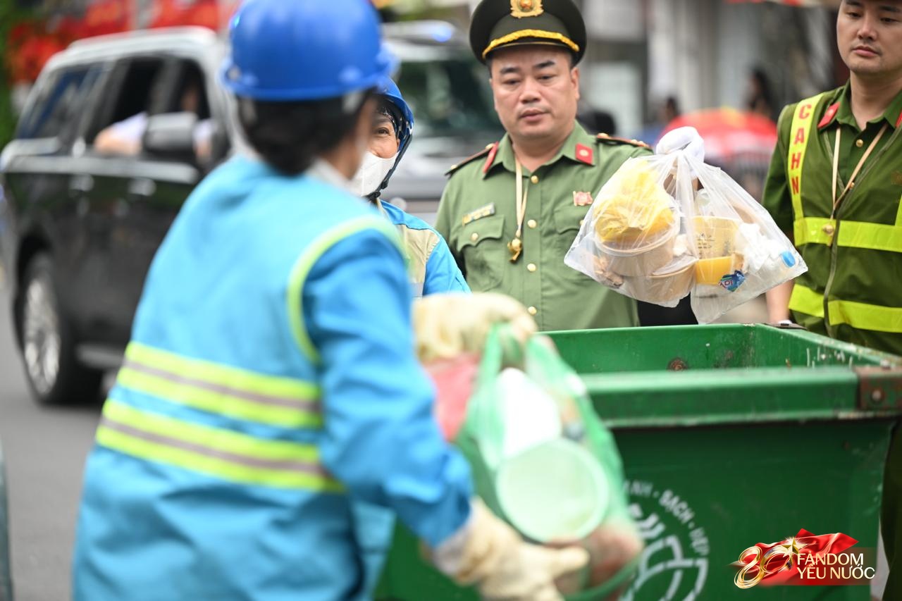 Clip: "Khối gìn giữ môi trường" tiến vào, khẩu lệnh được hô lên cực tâm lý khiến cả góc phố vỗ tay rần rần!- Ảnh 6. Clip: "Khối gìn giữ môi trường" tiến vào, khẩu lệnh được hô lên cực tâm lý khiến cả góc phố vỗ tay rần rần!- Ảnh 6.
