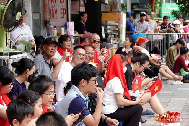Trời đẹp, hết giờ làm việc, “khối yêu nước” đã sẵn sàng trên phố cho buổi sơ duyệt tối nay!- Ảnh 33. Trời đẹp, hết giờ làm việc, “khối yêu nước” đã sẵn sàng trên phố cho buổi sơ duyệt tối nay!- Ảnh 33.