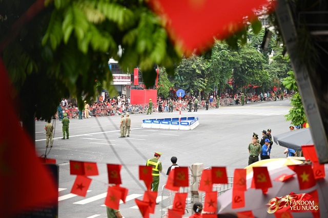 Trời đẹp, hết giờ làm việc, “khối yêu nước” đã sẵn sàng trên phố cho buổi sơ duyệt tối nay!- Ảnh 28. Trời đẹp, hết giờ làm việc, “khối yêu nước” đã sẵn sàng trên phố cho buổi sơ duyệt tối nay!- Ảnh 28.